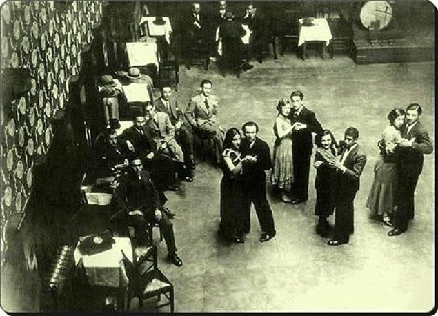 Bu dans yarışmalarından birine katılan Berç Güler Persahyan, ardında 25 çifti sollayarak birinci olmuş. Kendisi aslında Süreyya Opereti deneyimi de olan bir tiyatrocu ve senarist ancak onun adını duyuracak olan bu yetenekleri değil, çok başka bir seçim.