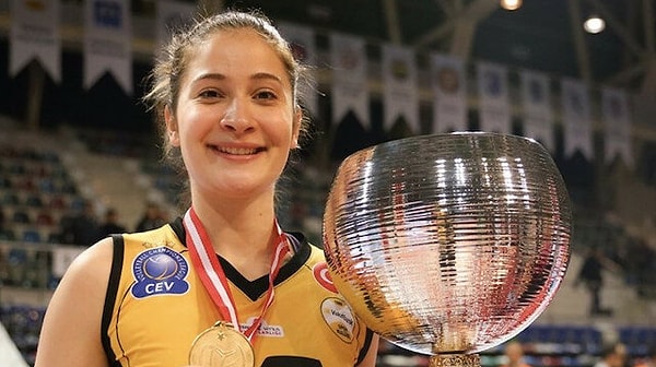 2020 Tokyo Olimpiyat Oyunları ve CEV Kadınlar Avrupa Voleybol Şampiyonası’nda rakiplerine fırsat tanımayan başarılı oyuncu Tuğba Şenoğlu, kızıl saçlarıyla gündemimizde yer alan isimlerden biri.