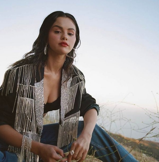 Tabii ki Selena Gomez'in bu suçlamalar ile alakası yok, hatta kendisi o sahnede yer almıyor bile.