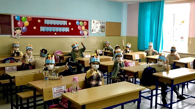 Çocuğum, 60 yapraklı kareli büyük boy defter yeterli. Geçen senelerden kalan defteriniz varsa onu da kullanabilirsiniz.
