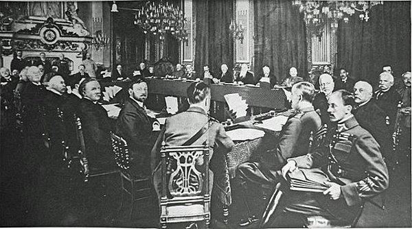 Ve 17 Ekim'de Lord Curzon son kez bir araya geldiği Lloyd George'u istifaya davet eder. 19 Ekim'deki toplantıda ise Lloyd George'un Liberal Partisi ile koalisyon kurmuş olan Muhafazakar Parti...