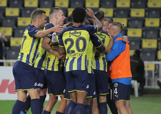 Fenerbahçe, Ferdi Kadıoğlu ve Mesut Özil'in attığı gollerle sahadan 2-1 galip ayrıldı.