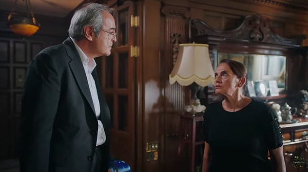 Feride Hanım ise eşi ile büyük bir yüzleşme yaşadı, yıllarca gıkını çıkartmayan Adil Bey sonunda içini döktü.