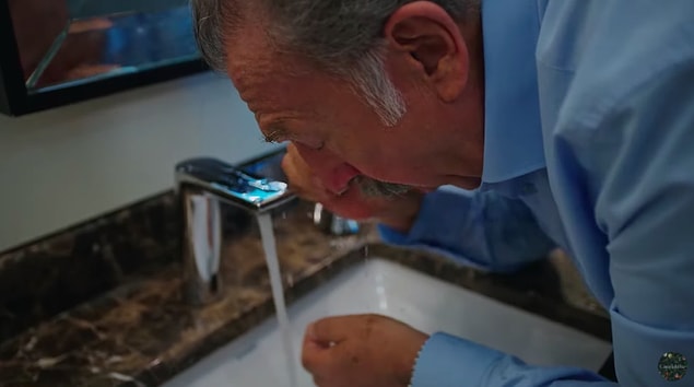 Evi terk eden Rafet Bey kendi oteline gitti ama durumu pek de iyi değildi. Önce odasına çıkmak istedi ama asansörün gelmesini bekleyemedi ve tuvalete gitmeye karar verdi.
