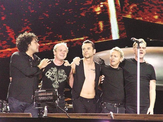 7. Dünyanın en popüler elektronik müzik gruplarından Depeche Mode üyelerinden Martin Gore, menajer Duygu Altuğ ile sevgili olunca grubu İstanbul'da izleme şansına sahip olmuştuk.