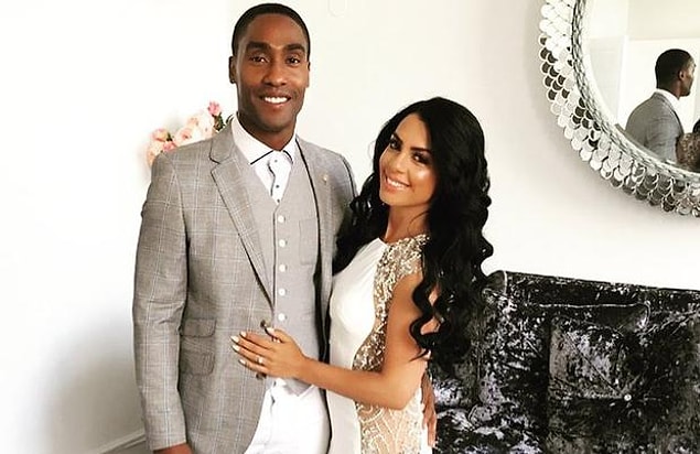 15. Bir dönemin popüler grubu Blue'dan Simon Webbe, Ayşen Kemal'le evlendikten sonra Türkçe şarkılar söylemeye başladı.