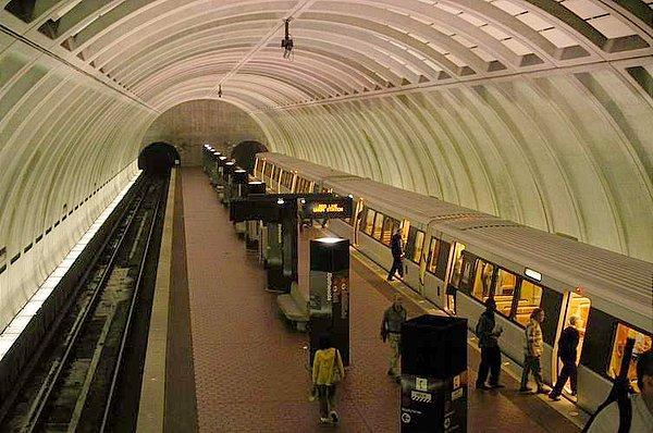 Bir adam, ABD, Washington'da bir metro istasyonunda keman çalmaya başlar.