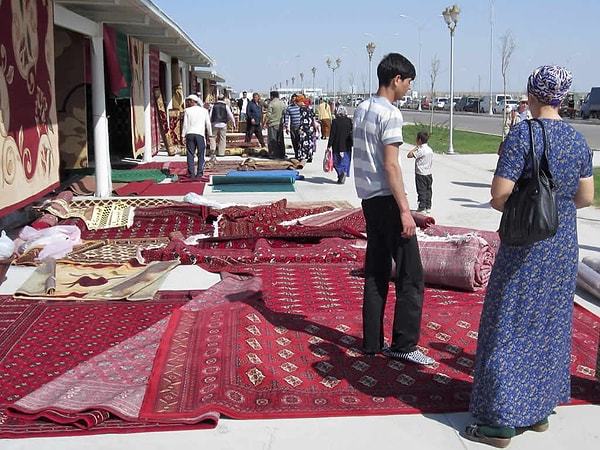 12. Türkmenistan'ın başkenti Aşkabat'ta bulunan Altın Asır Pazarı