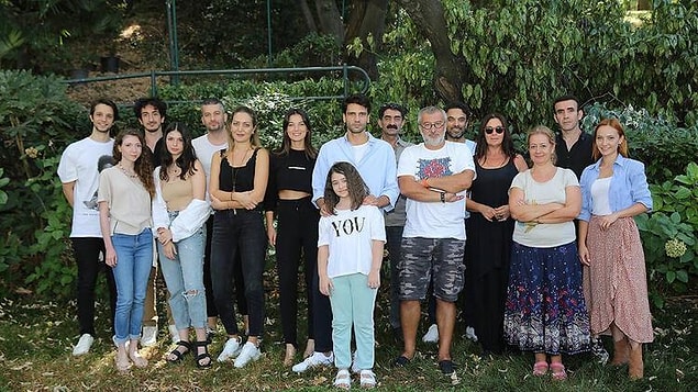 Ama onlarla sınırlı kalmıyor, dizi şahane bir kadro derinliği sunuyor.