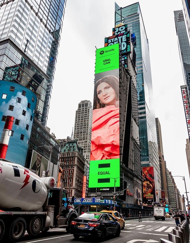 9. Sibel Can, New York Times Square'de çıkarak bizleri gururlandırdı!