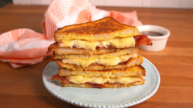Cheddar Peynirli Tost Tarifi