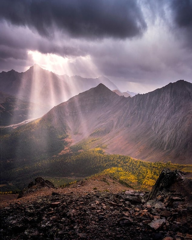 8. Bazen yağmurda yürüyüş yapmanın bile ödülleri vardır. Alberta'daki Pocaterra Ridge'den çekilmiş. 😍