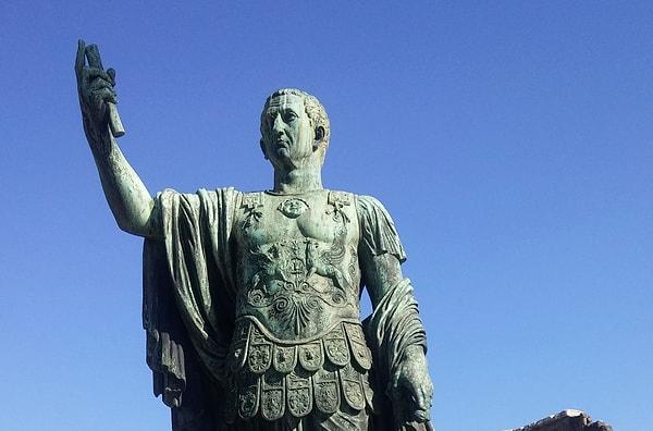 Ancak bu, Roma'nın merkezinde bulunan Trajan'ın Sütunu ile efsanesi ölümsüzleştirilen imparator Trajan'ın Roma İmparatorluğuna dahil ettiği bir eyalet olduğu için siyasi açıdan hassas bir konuydu.