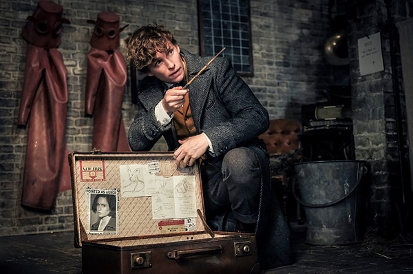 2. Fantastic Beasts serisinin üçüncü filmi, "Fantastic Beasts: The Secrets of Dumbledore" olarak adlandırıldı. Filmin vizyon tarihi 15 Nisan 2022.