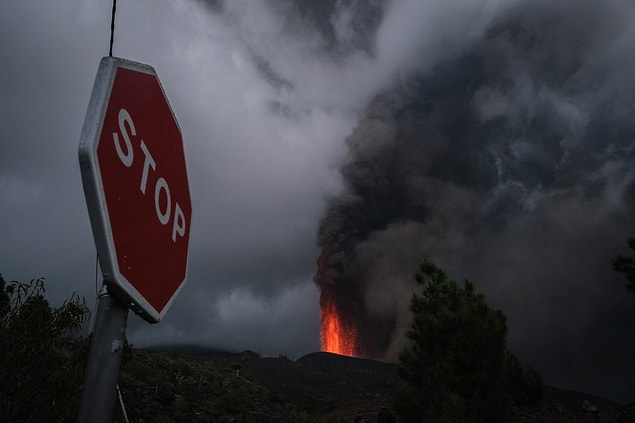 Kül ve dumanlardan dolayı La Palma ve La Gomera adalarındaki ticari uçuşların tedbir amacıyla durdurulduğu, bugün 30, yarın 47 uçuşun iptal edildiği belirtildi.