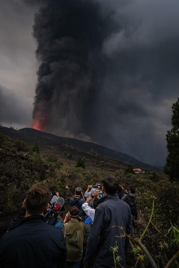 Diğer yandan şimdiye kadar 6 bin kişinin evlerinden tahliye edildiği La Palma'da, yanardağda yeni iki ağızın açılmasından ve şiddetli patlamaların çevreye verdiği zarardan dolayı tedbir amacıyla üç mahallede 400 kişinin daha bugün tahliye edildiği duyuruldu.