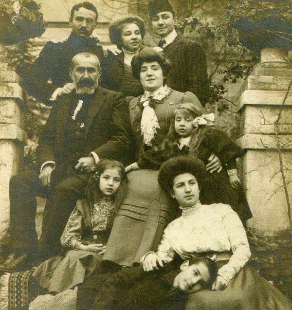 1886 yılında dünyaya gelen Cevat Şakir, amcası Sadrazam Cevat Paşa'dan ve büyükelçi babası Şakir Paşa'dan isimlerini alır. Nispeten şanslı bir çocukluk yaşayacak olan Cevat Şakir...