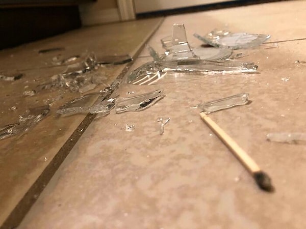 2. Зажгла спичку, чтобы зажечь свечу пока я была в туалете. Спичка упала, мое нижнее белье загорелось, плюс я случайно еще и зацепила рукой свечу, которая упала и разбилась. А у вас как день проходит?)