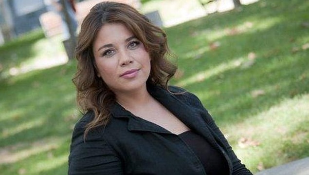 Başarılı oyuncu Yeşim Ceren Bozoğlu'nu pek çoğumuz tanıyoruzdur. Kendisi hem oyunculuğu hem de son dönemdeki inanılmaz değişimiyle her daim kendisinden söz ettiriyor.