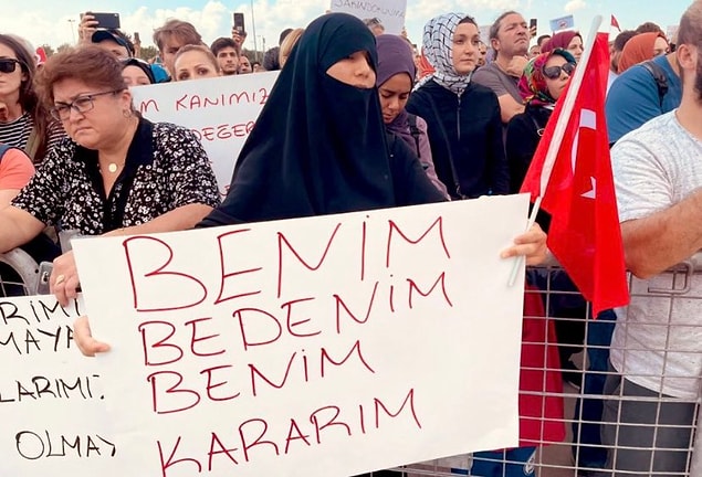 Özellikle Abdurrahman Dilipak ve Sema Maraşlı’nın başını çektiği grup her gün Twitter’da etiket kampanyaları düzenliyorlar. Geçtiğimiz yıl İstanbul Sözleşmesi aleyhinde sosyal medyada kampanya yürüten ikili bu defa aşı karşıtı kampanyanın öncüleri. İstanbul Sözleşmesi karşıtlarına göre bu sözleşmenin amacı aileyi yıkmak ve hepimizi eşcinsel yapmaktı.