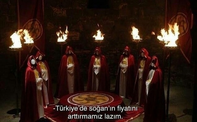 2002’de AKP iktidara geldi. Komplo teorilerini seven muhafazakar kitlelere ‘’dış güçler, faiz lobisi’’ gibi kavramları boca etti. Kitle ‘’Bunun arkasında bir iş var’’ demeyi seven, ‘’gizli güçler’’in varlığına inananlardan oluşuyordu. Zaten Türk’ün Türk’ten de başka dostu yoktu. Herkes bize düşmandı. Dış güçler, Masonlar, Yahudiler, ABD ve 'Moskof gavuru', Türk ve Müslüman Anadolu halkını tarih sahnesinden silmek istiyordu. Türk bayrağına selam vermeden uçan kuşun yuvasını bozmaya hazırdı kitle... Derken ABD’de Trump başkan oldu. Birçokları için irrasyonalitenin iktidarıydı bu. Evanjelistler, redneckler, alt-right komüniteler ve dünyanın bütün sığ sağcıları için iklim müsaitti. Küreselciliğe karşı mücadele zamanıydı ve akıl dışı komplo teorileri festivali vardı.