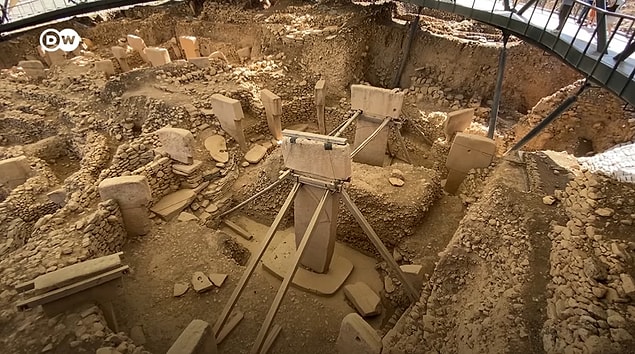 "Bugüne kadar bu döneme dair bilgileri Göbeklitepe'den aldık, şu ana kadar elde edilen veriler ise Karahantepe'nin farklı mimarı kalıplar barındırdığını ve burada yaşayan insanların 'başka bir dünyanın' kalıntısı olduğunu gösteriyor."