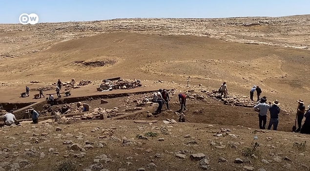 Karahantepe, Şanlıurfa kent merkezine yaklaşık 50-55 kilometre, Göbeklitepe'ye ise 40 kilometre mesafede yer alıyor. Kazıların yapıldığı bozkır bölgede bulunan tepeler ise deniz seviyesinden 500 metre yükseklikte.