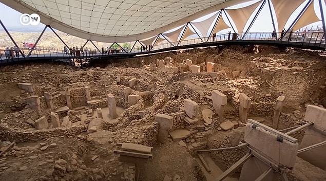 Yapının ortasında ise hem çatıyı taşıması hem de merkezde olması dolayısıyla diğerlerinden büyük iki adet dikilitaşla karşılaşmışlar.