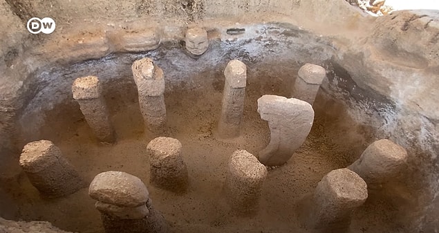 Karahantepe'de, Göbeklitepe'de bulunan dikili taşlara benzer 250'den fazla dikili taş olduğu bildiriliyor. Taşların bir kısmı ise ana kayadan oyulmuş.