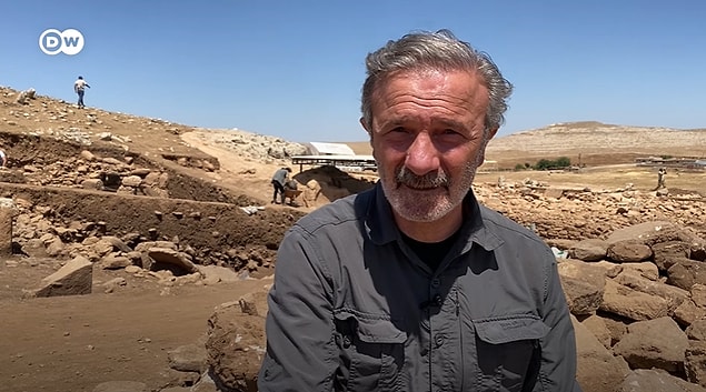 "Bu kadar kısa bir sürede Karahantepe'yi tamamen anladığımızı söyleyemeyiz ama yaklaşık olarak M.Ö. 9200-9400'lü yıllara kadar inen katmanların içerisinde çalışıyoruz. Bunların daha eskisinin de, daha yenisinin de olabileceğini söyleyebiliriz."