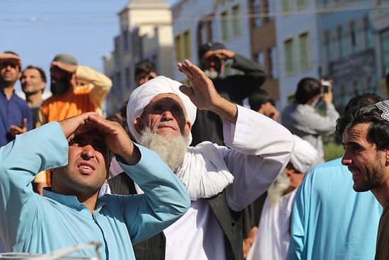 Taliban, Öldürülen 4 Kişinin Cansız Bedenini Kent Meydanına Astı