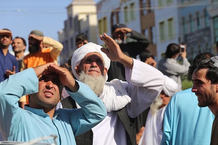 Taliban, Öldürülen 4 Kişinin Cansız Bedenini Kent Meydanına Astı