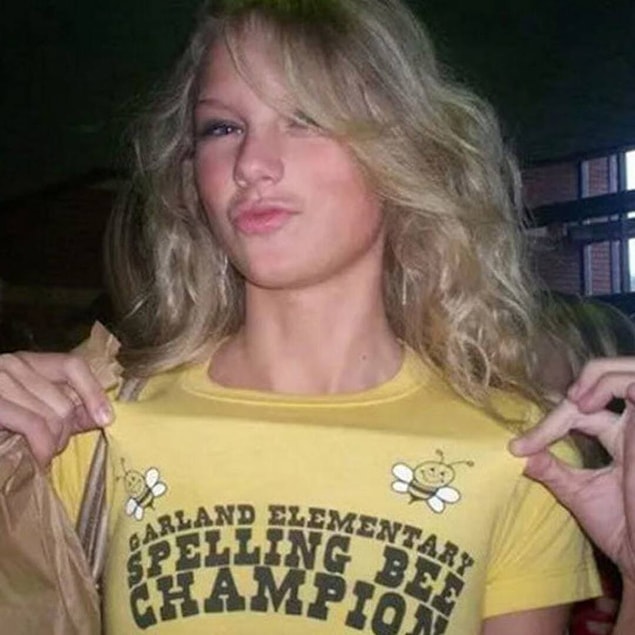 6. 2000'lerde vermenin kural olduğu bu pozu genç Taylor Swift de vermiş.