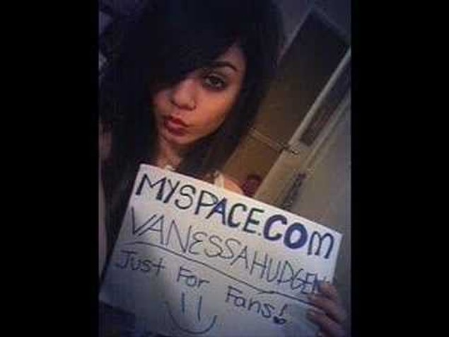 7. O zamanların modası emoluktan etkilenmeyen az kişi vardı; Vanessa Hudgens da etkilenmiş görünüyor.