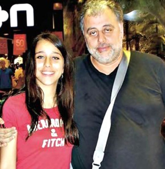 Hamdi Alkan ve Canan Hoşgör'ün kızı olarak küçük yaşlarda kameralarla tanışan 1998 doğumlu Zeynep Alkan, rol aldığı dizilerle popülerliğini artırdı.