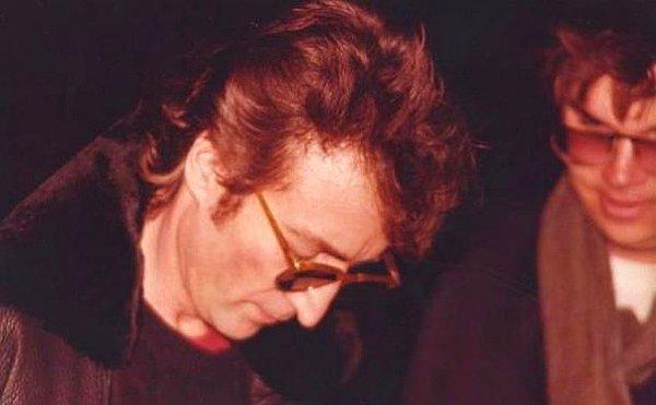 1. John Lennon'un birkaç saat sonra onu vurarak öldürecek olan Mark Chapman için imza verdiği fotoğraf: