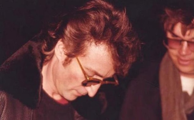 1. John Lennon'un birkaç saat sonra onu vurarak öldürecek olan Mark Chapman için imza verdiği fotoğraf:
