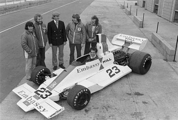 8. 1975 yılında yarışlara katılmak için hazırlanan ancak hiç katılamayan Embassy Hill Formula Bir Takımı'nın son fotoğrafı: