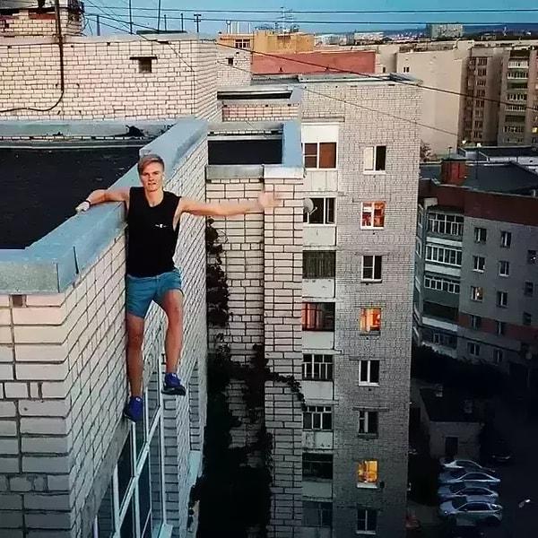 7. Instagram'da paylaşmak için fotoğraf çekmeye çalışırken fotoğrafta görülen binadan düşerek hayatını kaybeden Andrey Retrovsky isimli genç: