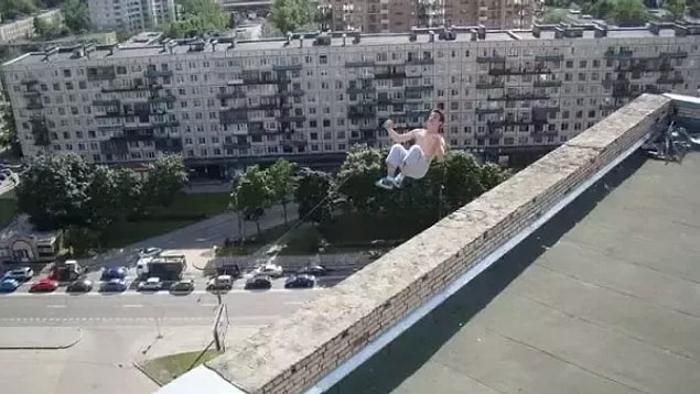 10. Ters takla atarken binadan aşağı düşerek hayatını kaybeden genç: