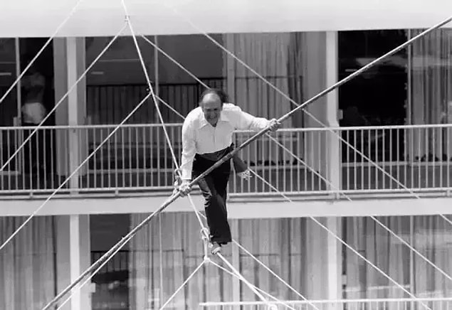 12. Karl Wallenda'nın 35 metreden daha yüksek bir yerden düşmeden önce çekilen fotoğrafı: