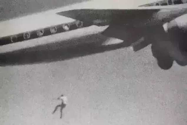 14. 14 yaşındaki Keith Saps Ford isimli gencin 1970 yılında tekerlek kısmına gizlendiği uçaktan düşerken amatör bir fotoğrafçının kamerasını denerken tesadüfen çektiği fotoğrafı: