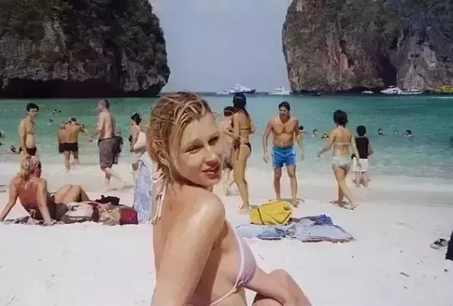 15. 26 Aralık 2004'te yaklaşık 230.000 kişinin ölümüne neden olan bir tsunami gerçekleşmeden önce tsunaminin etkilediği bir sahilde çekilen fotoğraf: