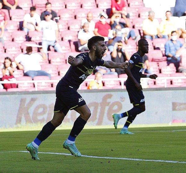 Fenerbahçe 17. dakikada Rossi'nin golüyle 1-0 öne geçti.