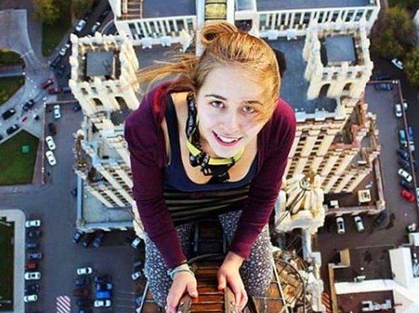6. 18 yaşındaki Xenia Ignatyeva'nın oldukça yüksek bir köprüye tırmanırken çektiği fotoğraf: