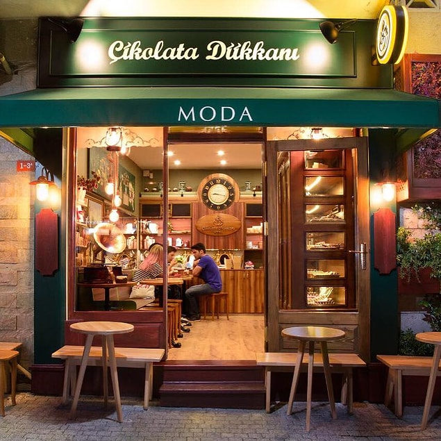 30 bin TL’lik birikimini Kadıköy Moda’da ’Çikolata Dükkanı’ adındaki 13 metrekarelik dükkanını açmak için kullanarak 2012’de işe başladı.