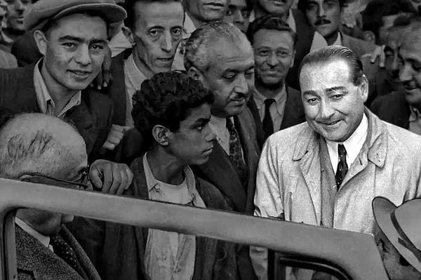 "Fakat sohbet Atatürk’le, hemen hemen aramızda geçti. İlk defa teklif ettiğim sigarayı almayan ve kahve istemeyen Büyük Gazi’nin, memleket meseleleri üstünde sohbet derinleştikçe..."