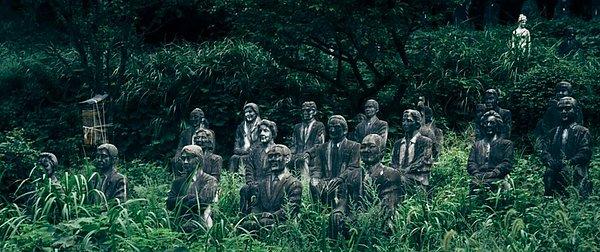 Tanıdığı tüm insanları sonsuza kadar yaşatmak isteyen Japon heykeltraş, herkesin heykelini yaptı ve onları sonsuza dek bir parka yerleştirdi...