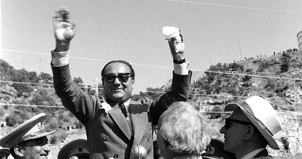Ve birkaç ay sonraki seçimlerde aday olmamasına rağmen, kendisinden habersiz olarak, Atatürk tarafından milletvekili adayı yapılır. Böylece Menderes'in Ankara serüveni başlar.