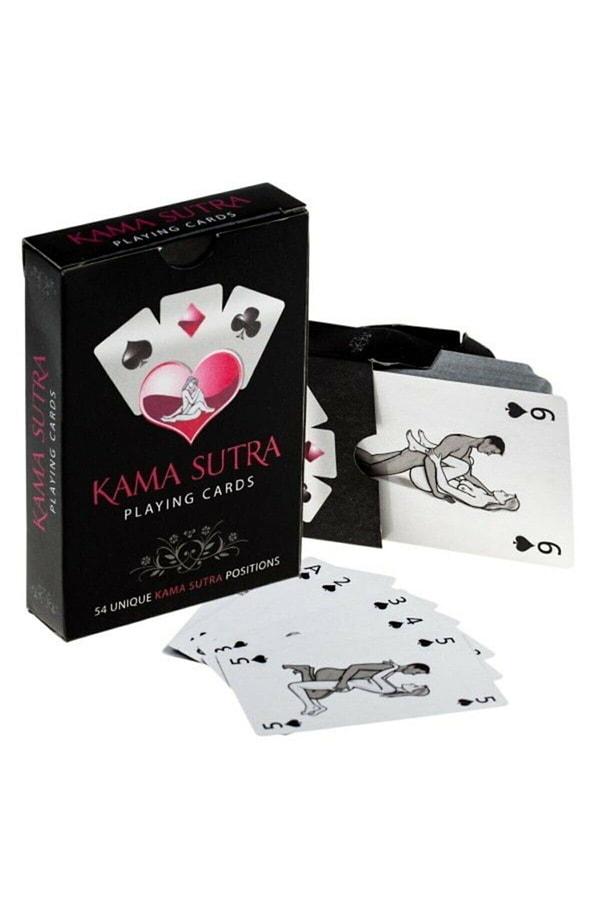 18. Klasik iskambil kağıtları yerine farklı oyunlarda kullanabileceğiniz Kamasutra oyun kartlarına bir şans verin.